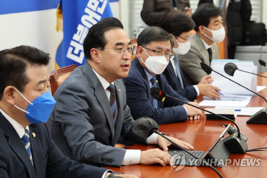 박홍근 더불어민주당 원내대표가 8일 국회에서 열린 예산안 관련 기자회견에서 정부와 여당의 예산안 협상을 비판하고 있다.<연합뉴스>